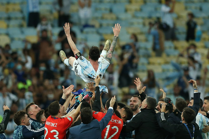 梅西终于率领阿根廷队拿下美洲杯。