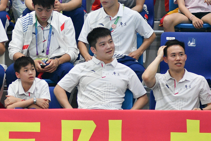 全红婵、樊振东和谢思埸为广东队加油。