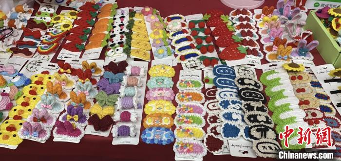 宝妈们钩织的产品。　谭伟旗 摄