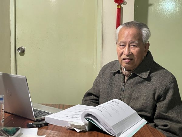 图说：伍汉霖编撰新书时查阅资料 采访对象供图