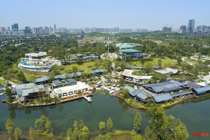 家门口的社区商业每年吸引游客上百万人次,麓湖公园社区为何成网红?|成都市|居民|美食|商圈|生态_新浪新闻