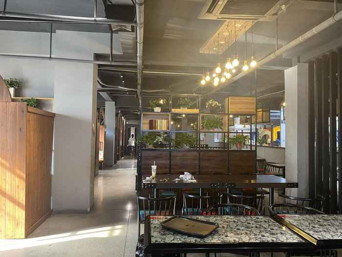  8月22日下午，位于徽州路和小北街交叉口的澳克士餐厅是年轻人喜欢聚集的地方，这里的熟客很多都认识王茜。新京报记者乔迟摄