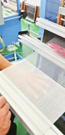 　　技术人员在织机上进行复原纺织。四川省文物考古研究院、蜀锦织绣博物馆供图