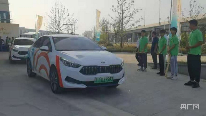 “落地自驾”项目集中发车（央广网发 胡士军摄）