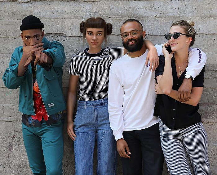 Li lMiquela与真人的合照。