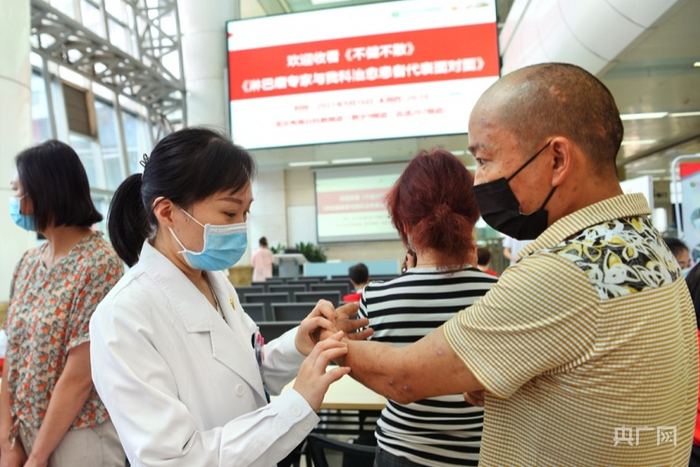 新桥医院专家为淋巴瘤患者义诊查体（央广网发 曾理摄）