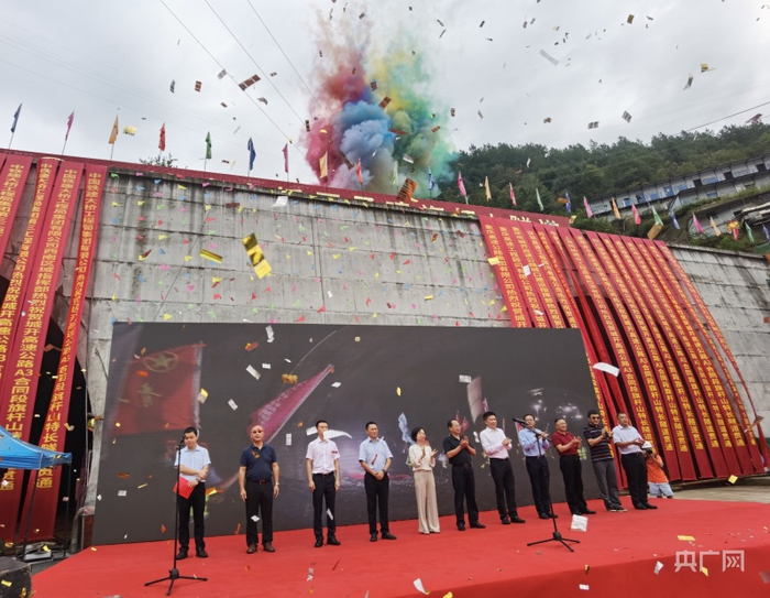 旗杆山特长隧道双洞贯通仪式现场（央广网发 曹艺丹摄）
