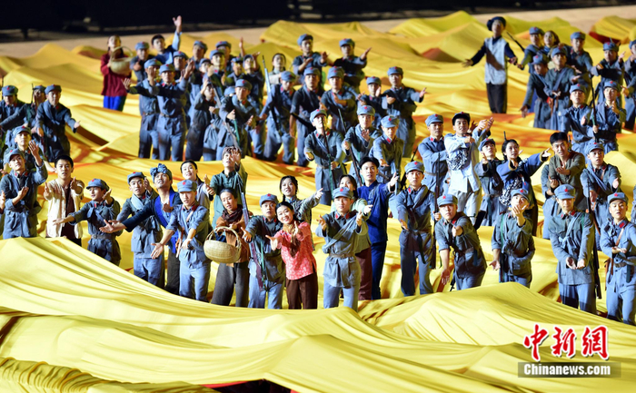 开幕式表演现场。中新社记者 侯宇 摄