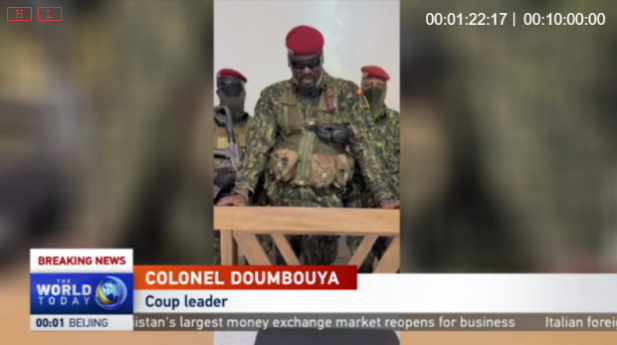 CGTN英语频道播出几内亚武装叛军演讲画面。