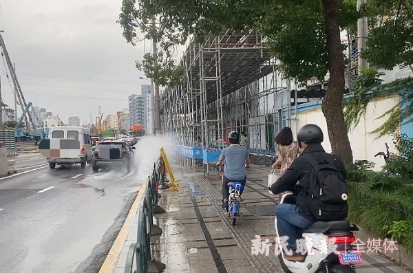 图说：一些车辆快速经过时会溅起水花 新民晚报记者陈浩/摄