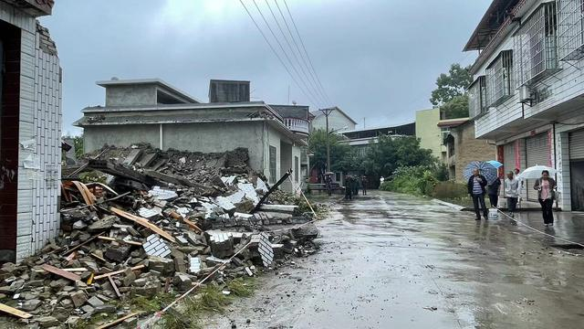 复兴村一处房屋倒塌，所幸屋内无人。澎湃新闻记者 何利权 摄