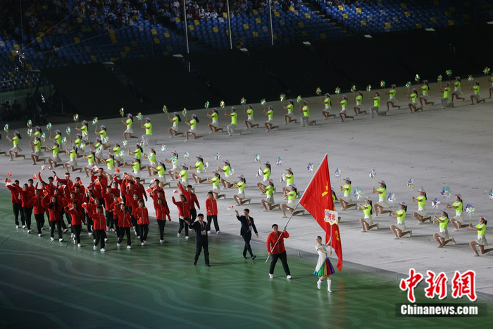 巩立姣担任河北省代表队旗手入场。中新社记者 侯宇 摄