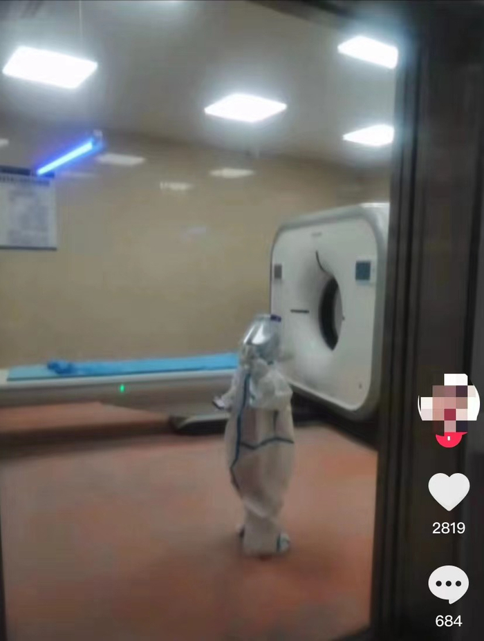 ▲穿着防护服的“ 小勇士”独立完成检查。图/护士朱霞青的短视频截图