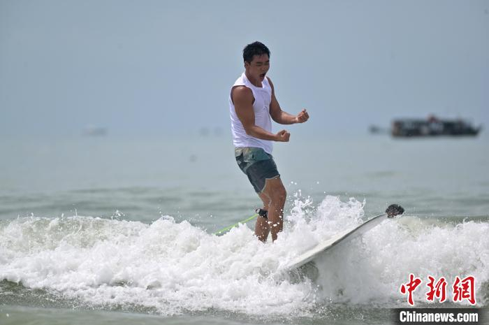 图为参赛者逐浪竞技。　俞靖 摄