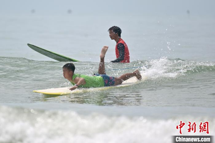 图为参赛者在比赛中。　俞靖 摄