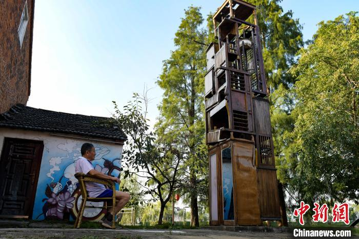 村民在纳凉。　张娅子 摄