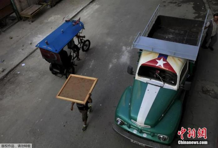 资料图：一辆1952福特卡车车顶上绘制着一面古巴旗帜。