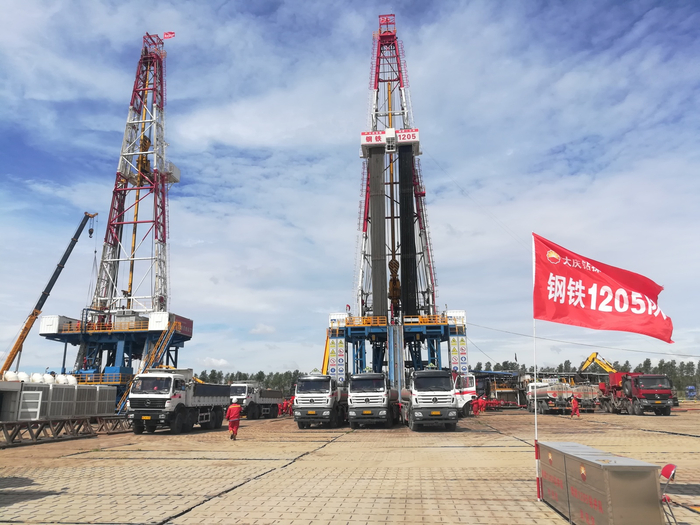 大庆油田钻探工程公司钻井二公司施工现场。