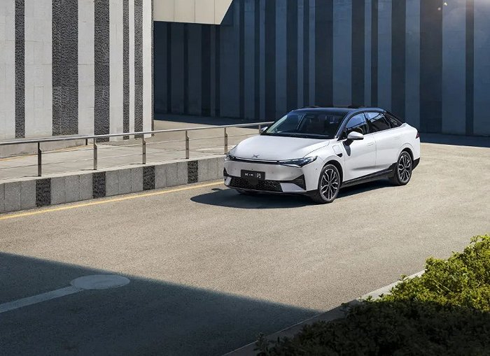 ▲小鹏P5延续家族式外观设计