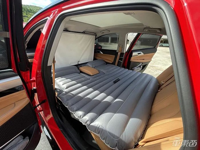 ▲小鹏P5前排座椅可以完全放倒