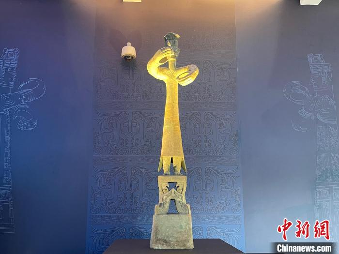 青铜大立人像矗立在入口。　童笑雨 摄