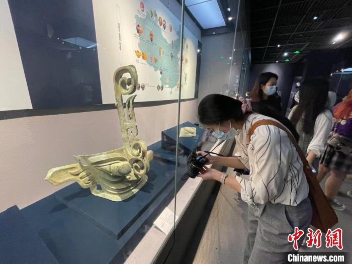 “千里眼”“顺风耳”青铜面具。　童笑雨 摄