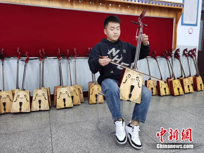 董峰月演奏马头琴 中新网记者 张尼 摄