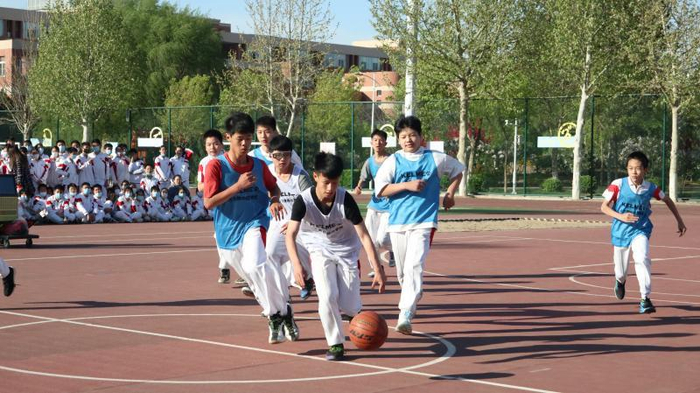 学生在进行趣味篮球运动赛（人大附中经开学校供图）