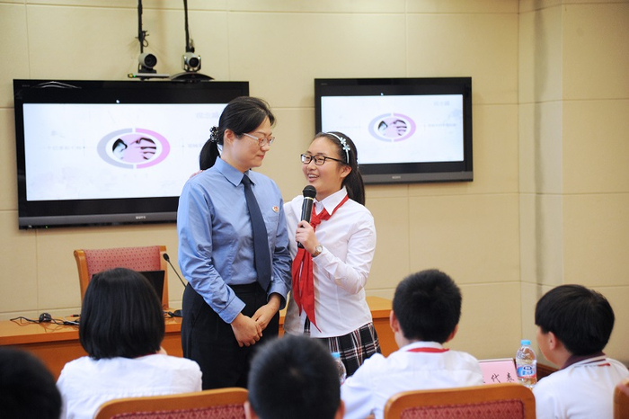 上海市嘉定区检察院检察开放日活动中,孩子们踊跃回答检察官的提问。