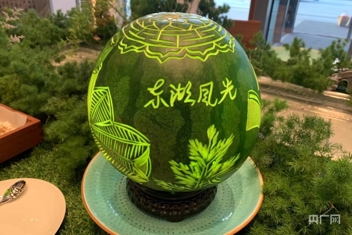 西瓜灯雕刻作品（央广网记者 魏炜摄）