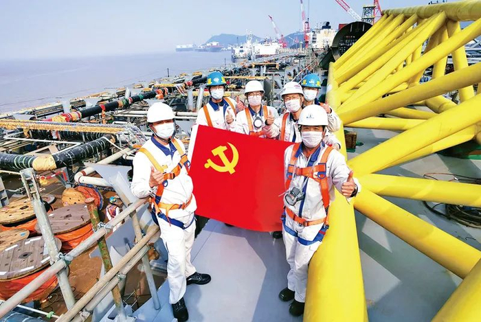 全国国有企业党的建设工作会议召开5年来，中央企业加强党的建设，切实发挥基层党组织战斗堡垒作用，有力推动了改革发展。图为2020年3月11日，中远海运集团船员在船上开展主题党日活动。