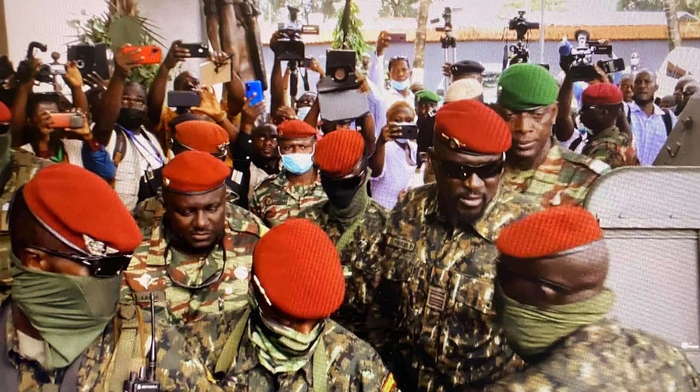 总台记者预判位置，准确拍到敦布亚抵达会谈酒店的镜头。