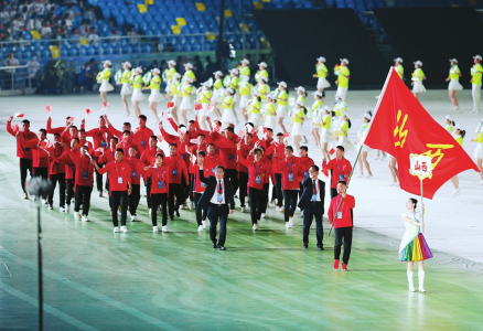 山西省体育代表团入场，董栋擎旗。省体育局供图