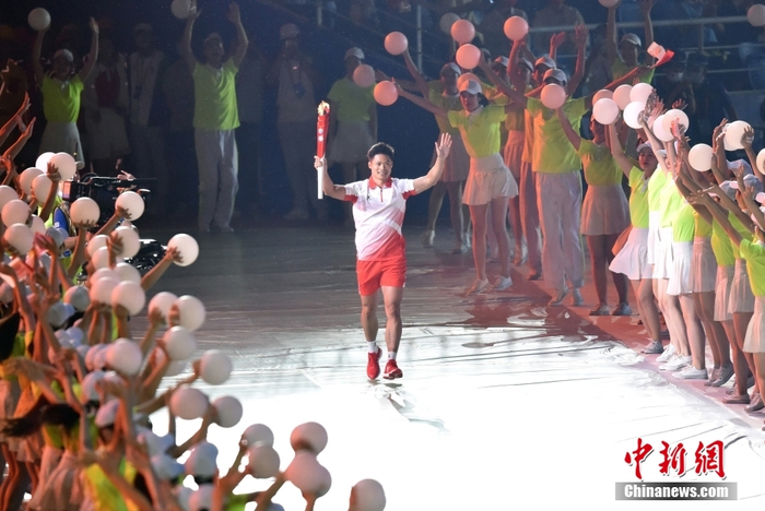 苏炳添担任第一棒火炬手入场。中新社记者 侯宇 摄