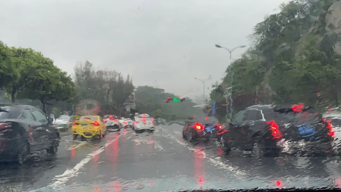 重庆今天早高峰暴雨 夏祥洲 摄