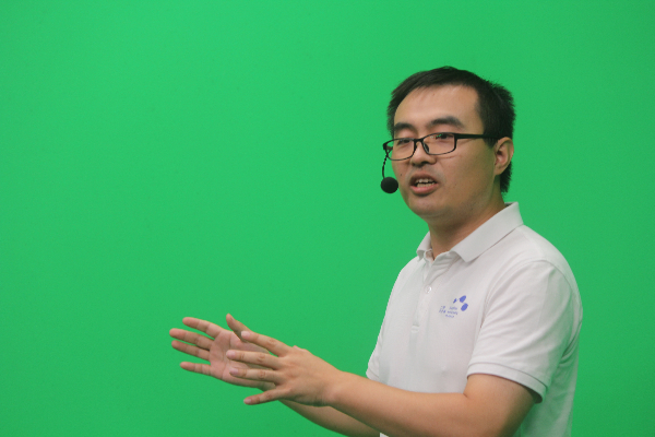 图说：施韡在讲解