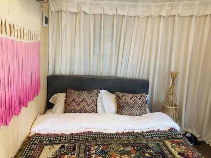 ▲简约明亮的单床房