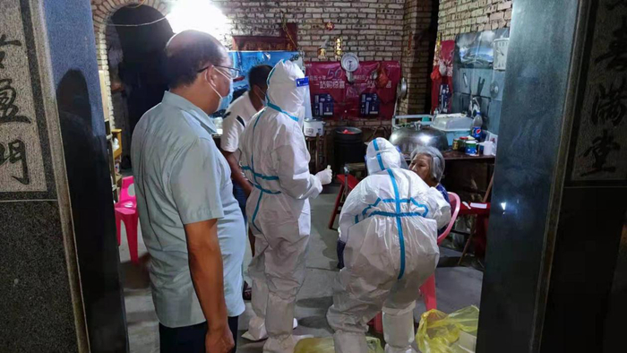 仙游县检察院干警入户协助开展新冠病毒核酸检测工作。