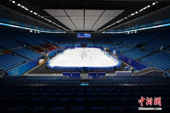 资料图：4月8日，运动员在花样滑冰女子单人滑比赛前训练。中新社记者 富田 摄