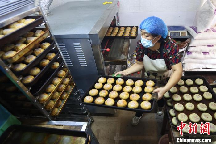 老手艺制作传统月饼总能给人带来“小时候的味道”。　泱波 摄