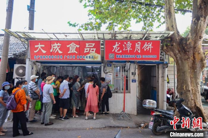 临近中秋，慕名前来的市民络绎不绝。　泱波 摄