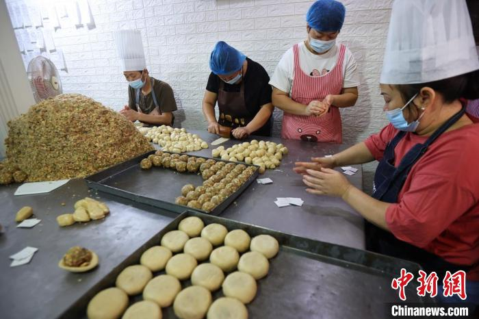 不管如何花样翻新，传统月饼在市场上的地位依旧不可撼动。　泱波 摄