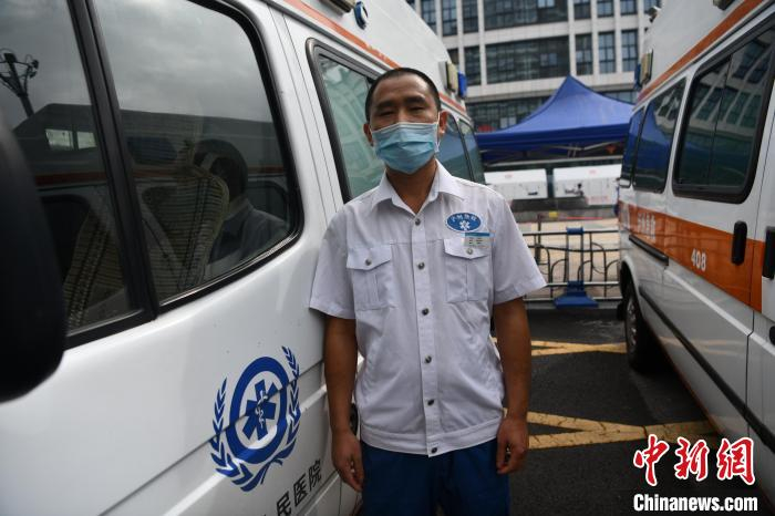 泸县人民医院急诊医学科驾驶员叶卫华。　张浪 摄