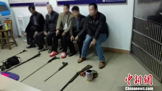 ▲2015年广西，有人用自制枪支打猎时走火打死自己，警方展开调查后抓获其犯罪团伙16人。