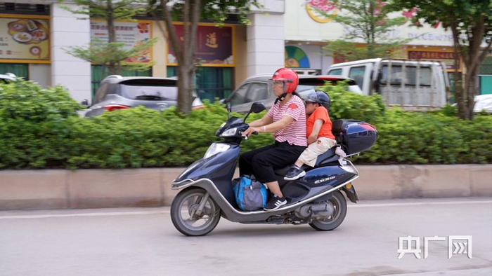 黎诗接送曾廣外出（央广网记者官文清 摄）