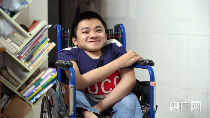 在采访过程中，曾廣始终带着笑容（央广网记者 官文清摄）