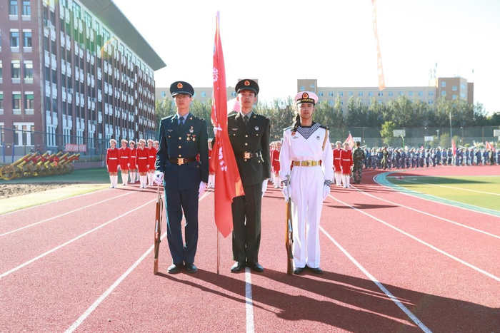 哈尔滨剑桥学院国旗护卫队。哈尔滨剑桥学院 供图