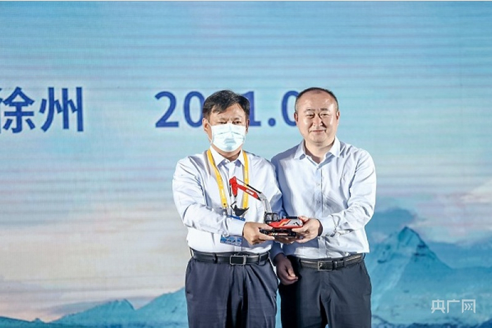 张丰亭副总经理将象征第20万台产品的定制化模型交付到客户手中