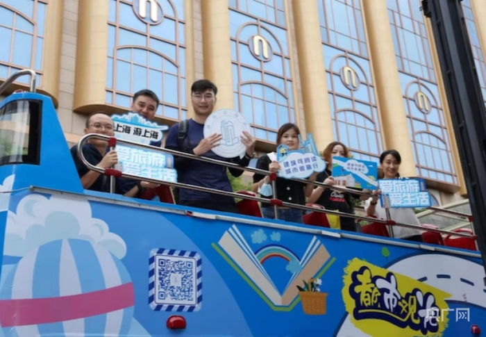 首批游客登上专线车（央广网发 受访者供图）