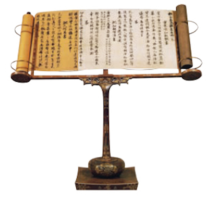 紫檀金银绘书几使用示意复制品